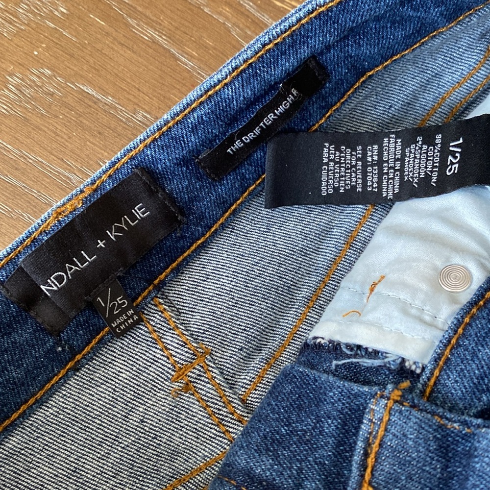 KENDAL & KYLIE The drifter high rise Distress Dark Wash Women’s Shorts SIZE 1/25 - Picture 5 of 11